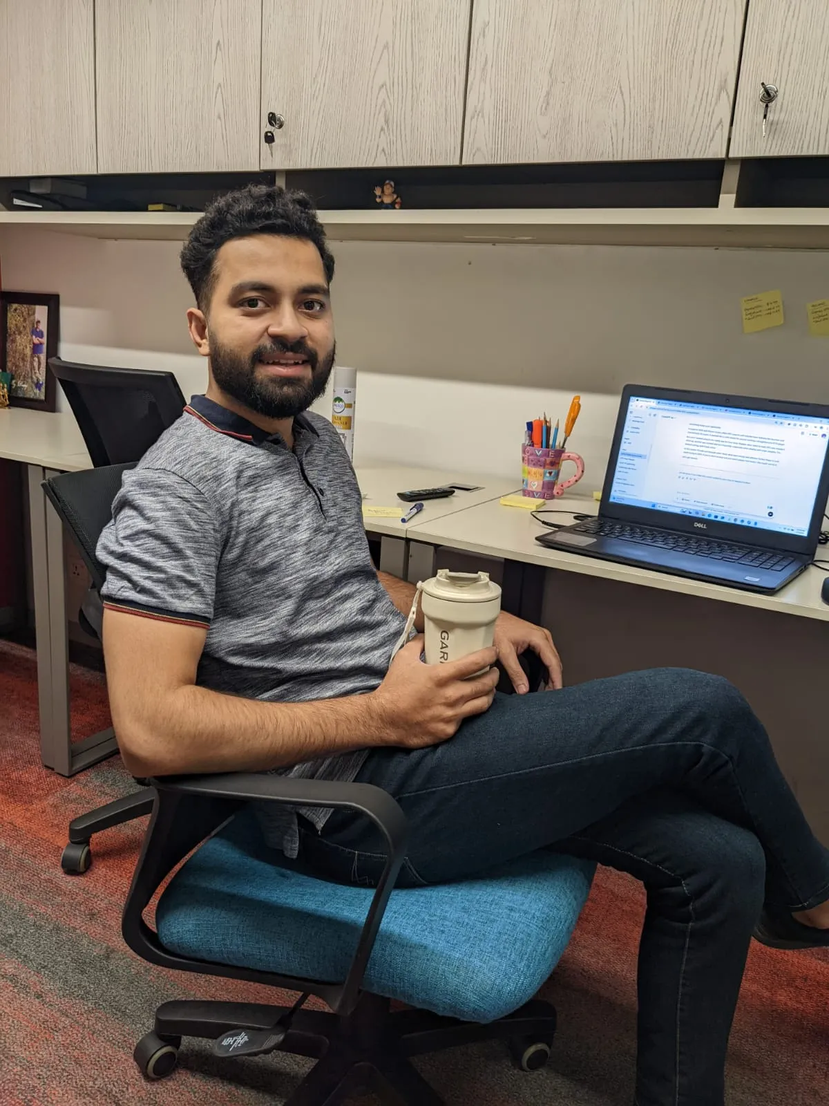 digital-marketing-team-laptop-work-session